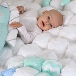 Vaalea ja ilmava peitto, joka käyttää bonbon-tekniikkaa, sopii vauvan pinnasänkyyn