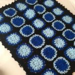 Kis kék és fekete kézzel készített szőnyeg