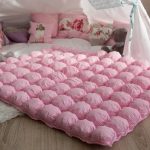 Zachte en luchtige roze deken met behulp van de bonbon-techniek