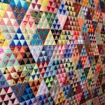 Stort patchwork av små trianglar