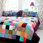 Il copriletto patchwork sembra fantastico in camera da letto