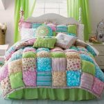 Trapunta patchwork bonbon multicolore con cuscini da letto