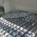 Veelkleurige bonbon deken op een tweepersoonsbed