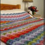 שמיכה צבעונית עם גלים על מיטה גדולה