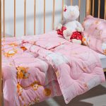 Katil merah jambu yang ditetapkan di dalam katil bayi