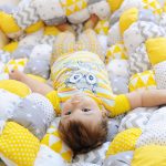 A szürke, fehér és sárga színek tökéletesen kombinálódnak a baba takarójának kialakításához.