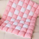 Warme deken voor het pasgeboren meisje uit de gecombineerde materialen