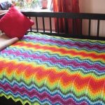 Bright belle couverture sur le lit