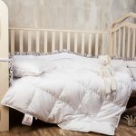Mangeur de duvet blanc dans le lit d'un enfant d'âge préscolaire