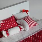 Titik putih putih pada latar belakang merah untuk katil anak patung