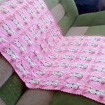 Grande couverture rose avec du lièvre moelleux