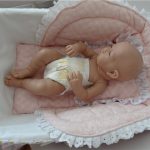 Katil mainan dengan katil untuk anak patung bayi