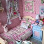 Lelu talo nukkeja ja käsintehtyjä tekstiilejä