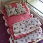 מיטה עם סדין, שמיכה וכריות