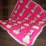 Plaid carré au crochet rose avec motifs de lapin