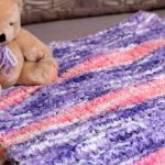 Měkká a jemná světlá deka vhodná pro novorozence