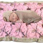 Luce soffusa e bella coperta per un neonato