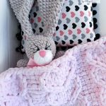 Jemný růžový koberec a plyšový zajíc