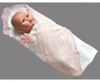 Enveloppe à carreaux avec dentelle pour un nouveau-né