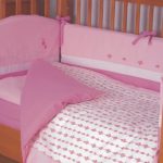 Katil merah jambu ditetapkan untuk gadis itu di dalam katil bayi