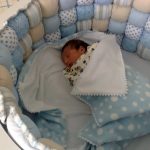 Selimut tipis nipis di dalam katil bayi yang baru dilahirkan