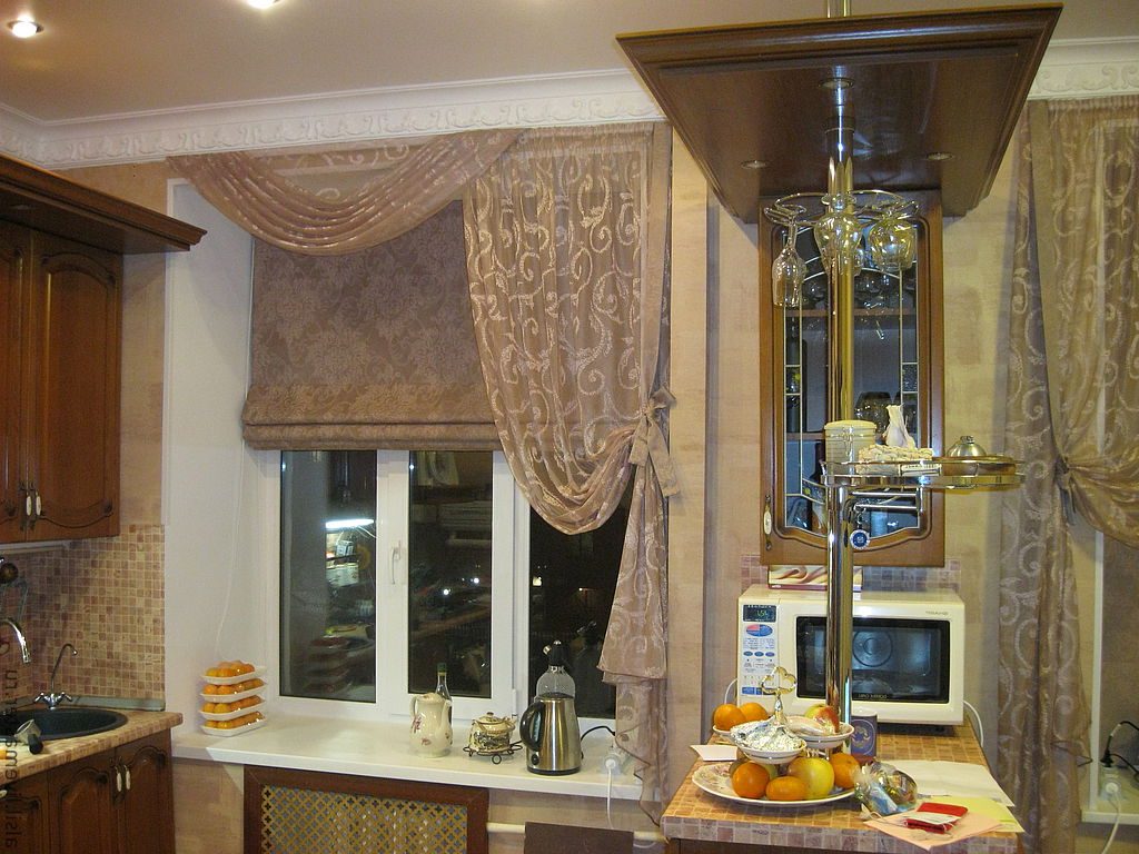 Epäsymmetriset verhot modernin keittiön ikkunassa