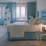 Openwork blå gardiner för ett mysigt sovrum