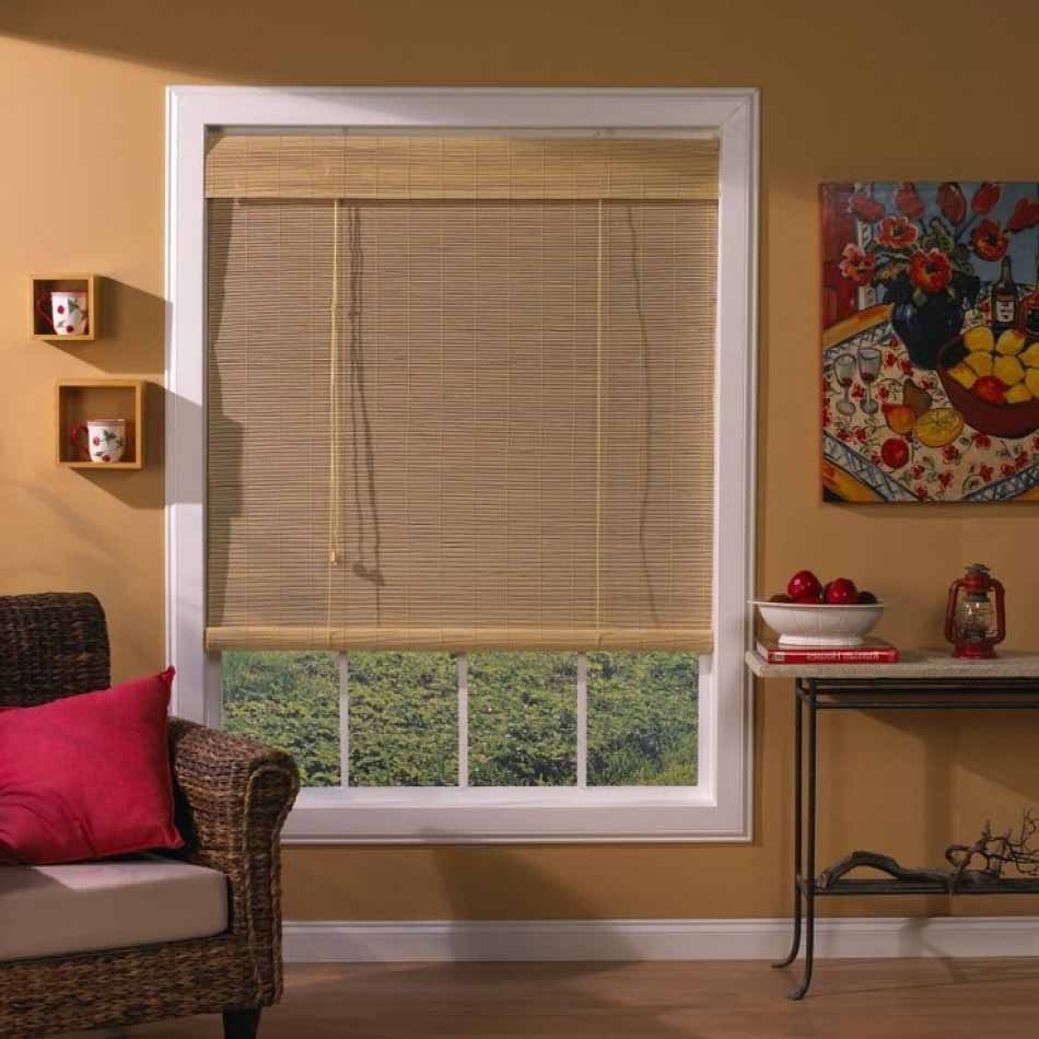 Okno v obývacím pokoji s bambusovou oponou
