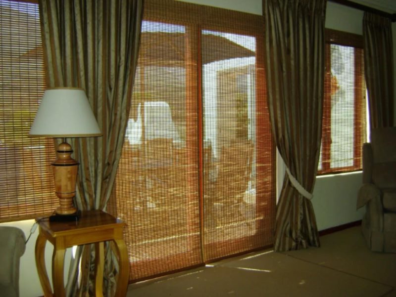 Ovet, joissa on bambu verhot yksityisen talon olohuoneessa