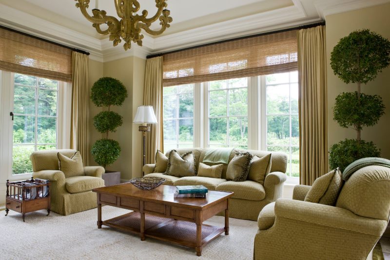 Válcované bambusové záclony v interiéru obývacího pokoje