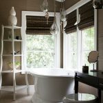 עיצוב חדר אמבטיה עם שני חלונות