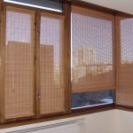 Fából készült függönyök az üvegezett erkélyen