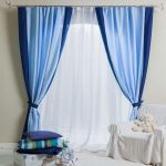Vit tulle och blå och blå gardiner för barnrummet