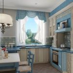 Tirai biru dan putih kelihatan hebat di dapur yang luas dengan warna yang sama.