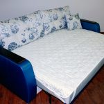 Bílá podložka na matraci s gumičkami pro rozkládací pohovku