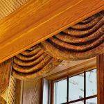 Ampia cornice in legno con fissaggi invisibili per tende