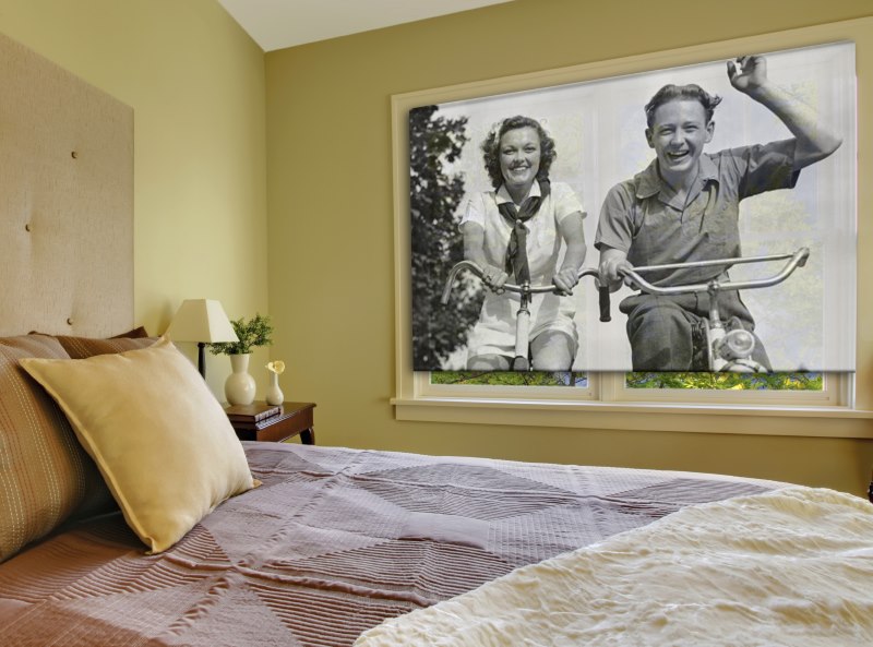 Monochrome foto op een rolgordijn in de slaapkamer