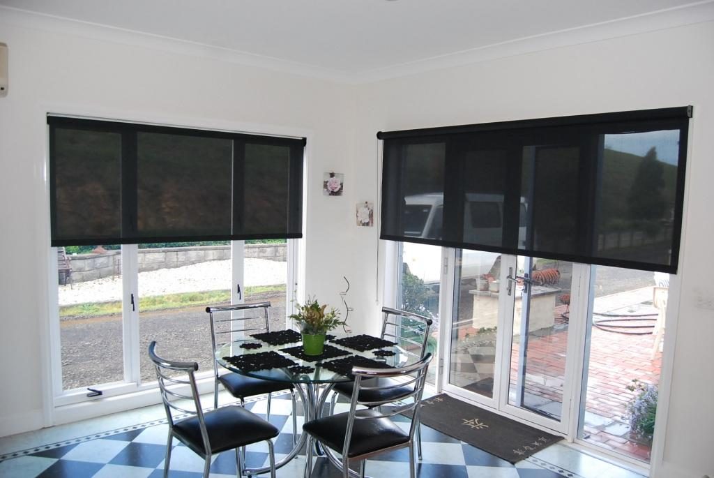 Genomskinliga svarta gardiner i köksfönstret med vita väggar