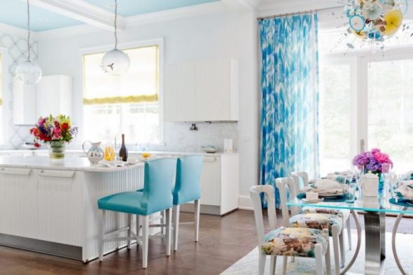 Keittiö-ruokailuhuone, sininen ja valkoinen
