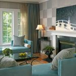 A kombinált függönyök színe tökéletesen kombinálva van a bútorokkal és a falakkal.