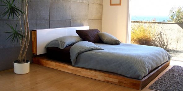 Dřevěná postel-pódium