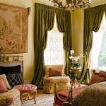 Des rideaux olive foncé avec un drapé complexe sont utilisés pour la chambre à coucher.