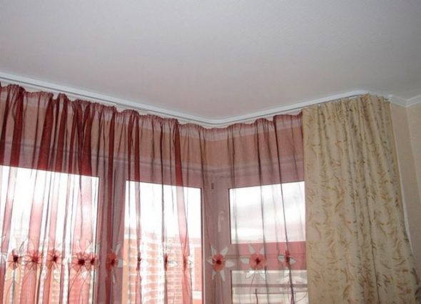 Flexibel plastridåskena för gardiner