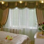 Tvåtoniga gardiner med tofsar i sovrummet
