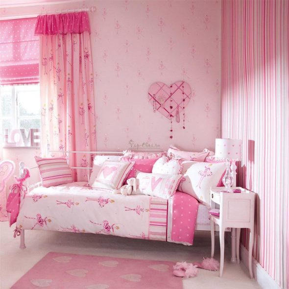 Vaaleanpunainen huone, jossa on vaaleanpunaiset verhot