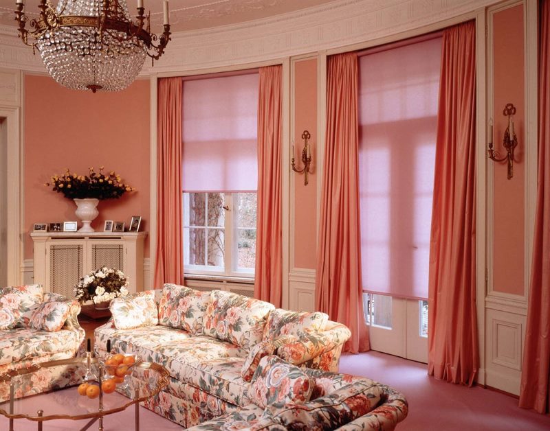 Classic-tyylinen olohuone, jossa on rullaverhot ikkunoissa