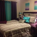 Violett och smaragd för gardiner och sängkläder - en djärv kombination