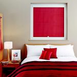 Röd gardin med en fjädermekanism i sovrummets inre