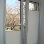 Muovinen ikkuna, jossa on rullaverhot jousimekanismissa