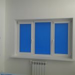 Blå gardiner i vardagsrumsfönstret